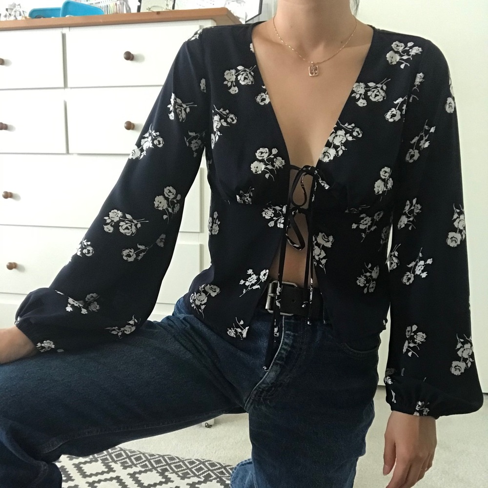 FLORAL LONG SLEEVE DOUBLE TIE FRONT TOP